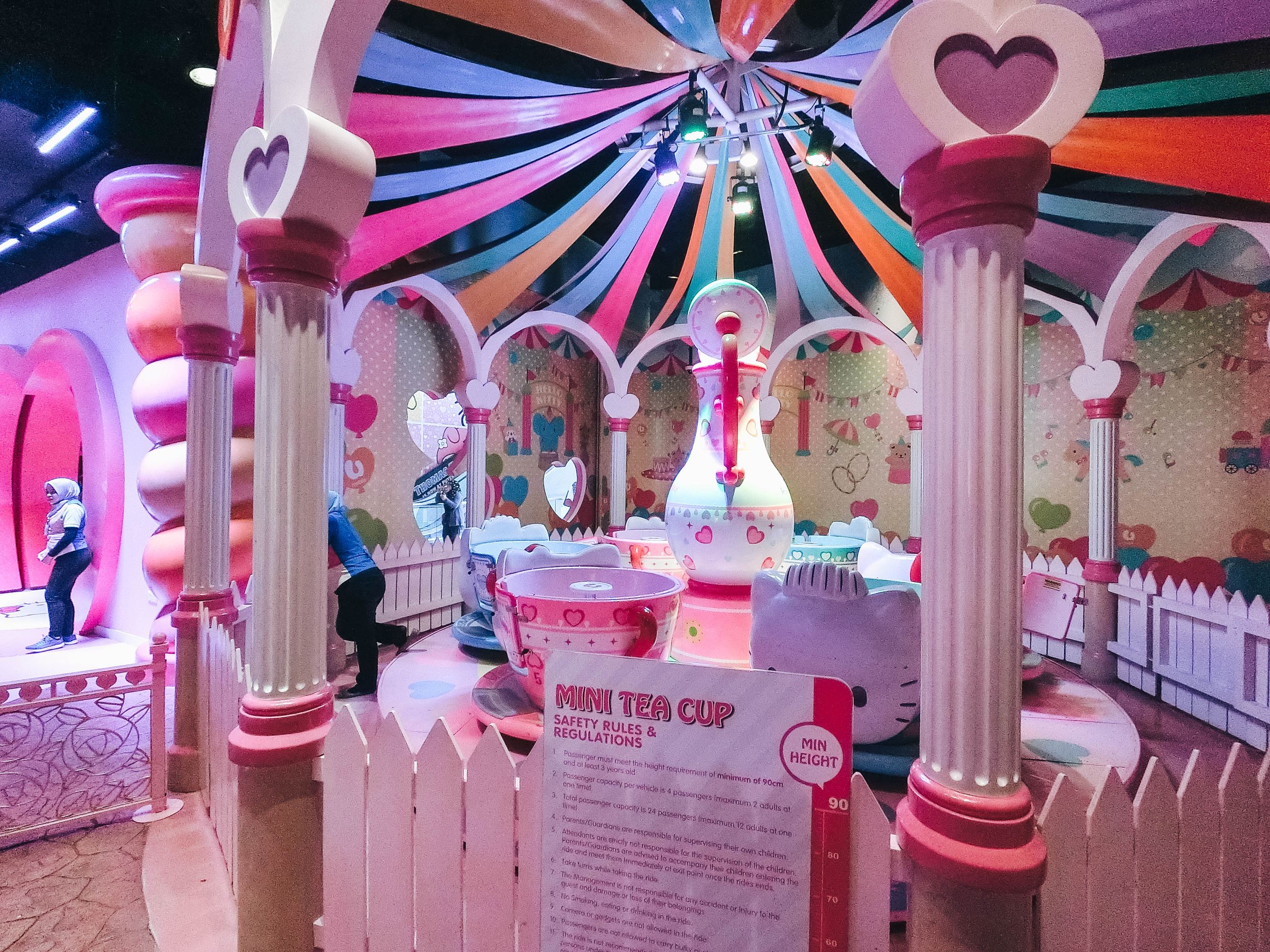 Sanrio Hello Kitty Town - Tea Cup Rides