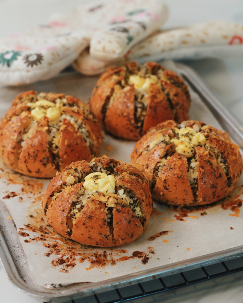 Cream Cheese Garlic Bread (육쪽마늘빵) TheZongHan