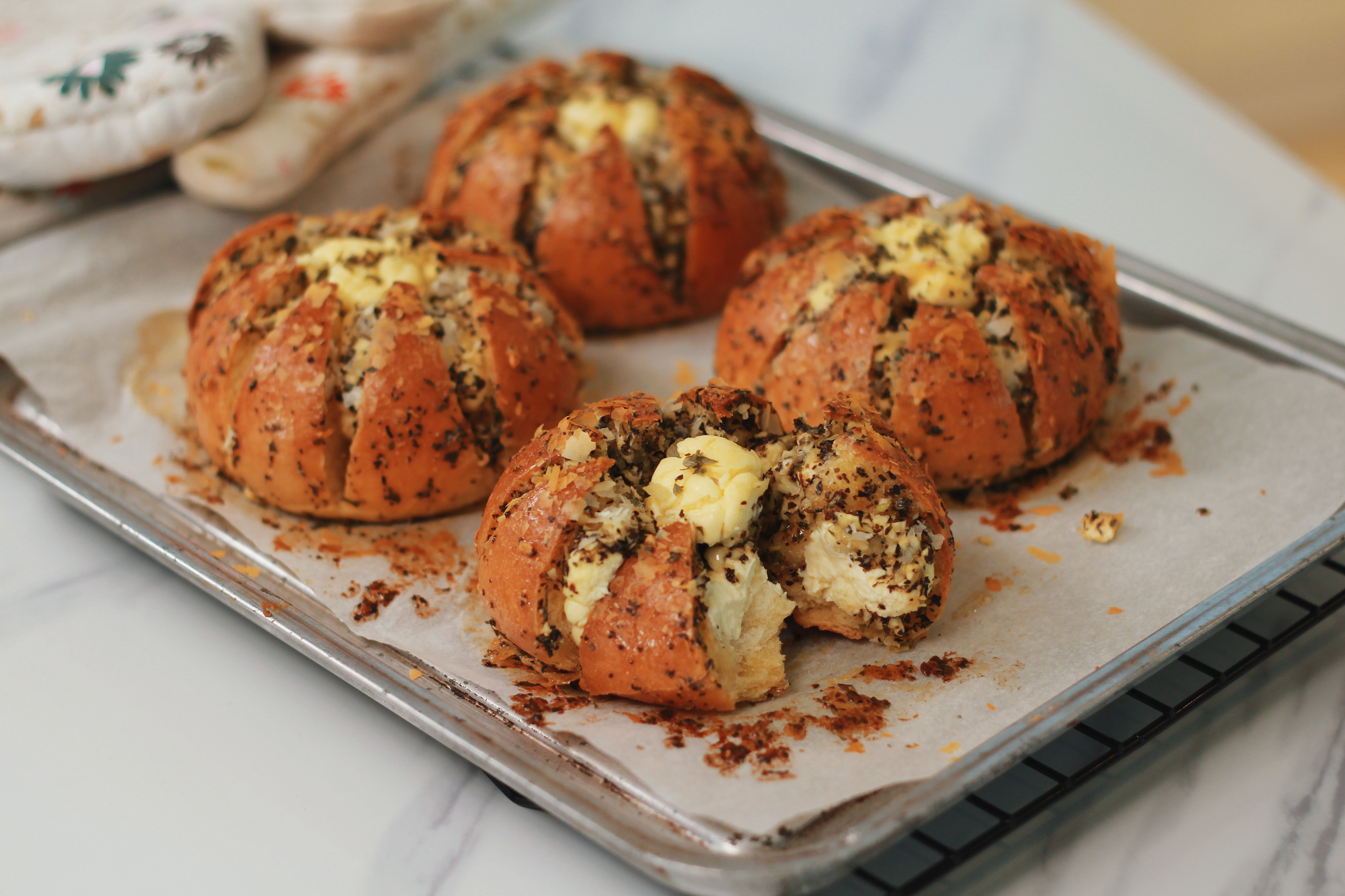 Cream Cheese Garlic Bread (육쪽마늘빵)